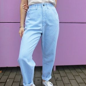 VINTAGE! Original Lee Bleached Blue High Rise Mom. Perfect Condition! Loose fit